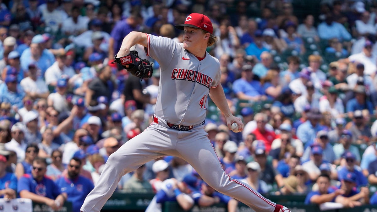 Cincinnati Reds lose to Cubs, face daunting path to October
