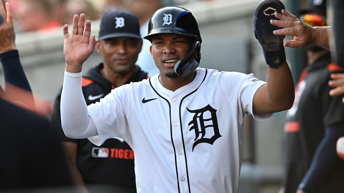 Wenceel Pérez exits game vs. Angels with foot injury