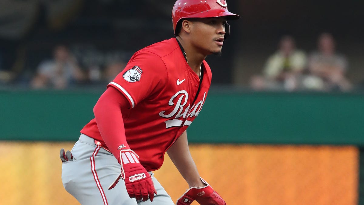 Reds bounce back and edge Pirates to keep pace in MLB playoff race