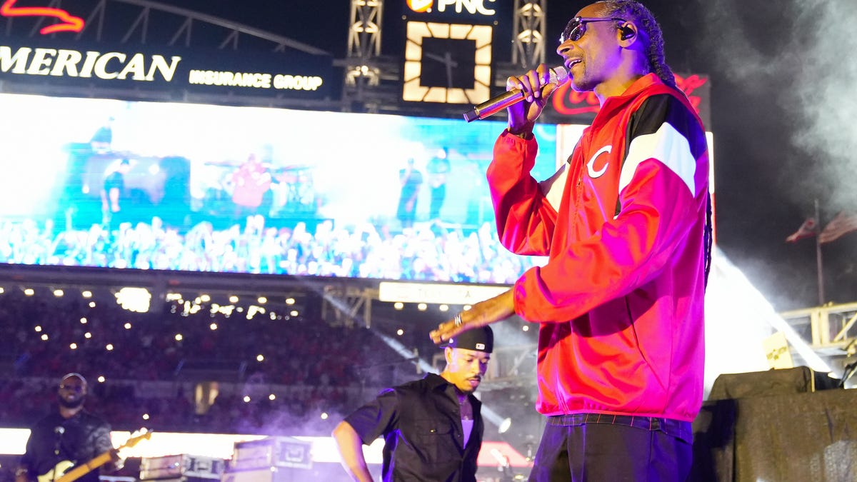 Snoop Dogg performs at Great American Ball Park in Cincinnati photos - Cincinnati Enquirer