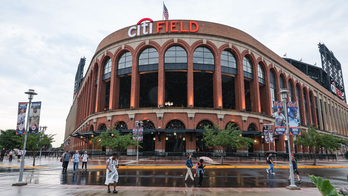 What caused delay in Mets-Phillies game? SNY microphones?