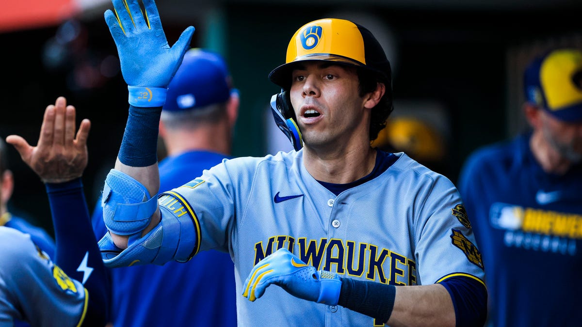 Brewers stun Reds, win 13th straight game by overcoming 8-1 deficit