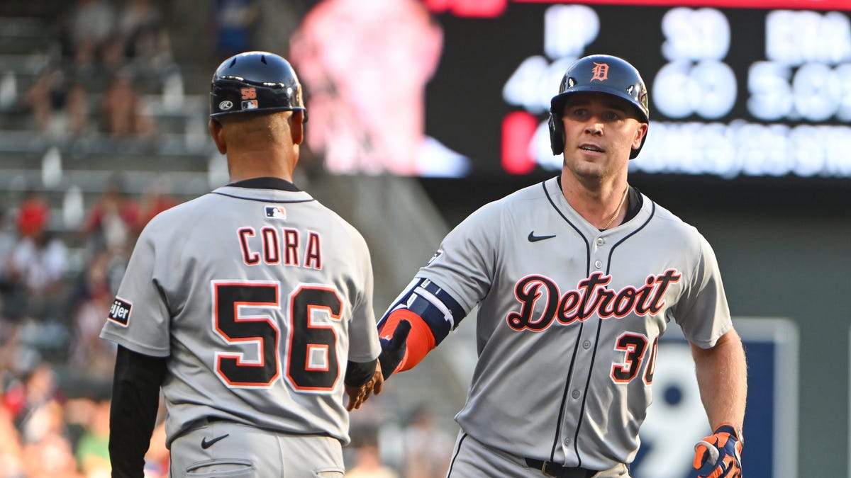 Tigers bats break out in late innings, beat Twins, 8-5