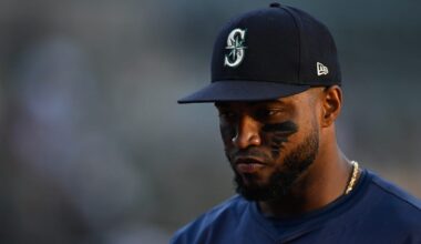 Mariners' Victor Robles throws bat at pitcher, receives 10 game ban