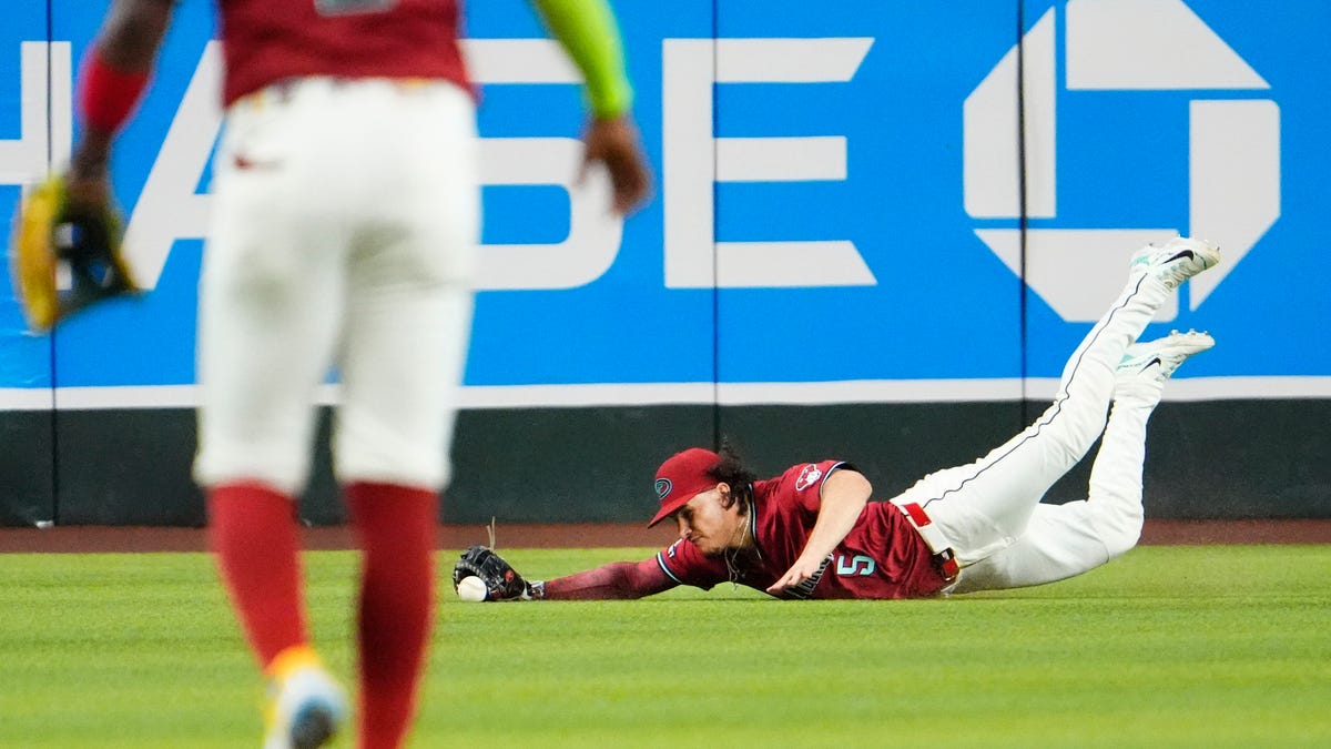 Diamondbacks' Lovullo removes 3rd-base coach after win over Cleveland