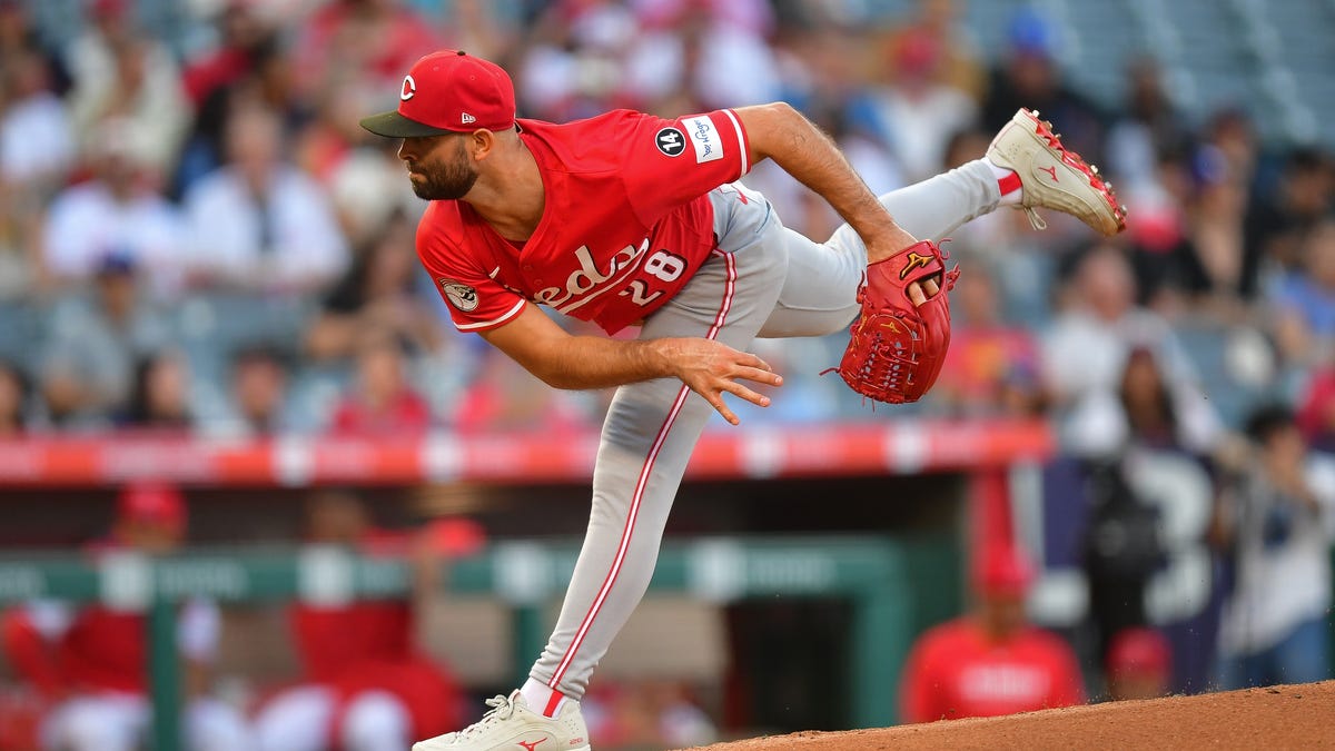 Reds lose to Angels, still out of MLB wild card spot