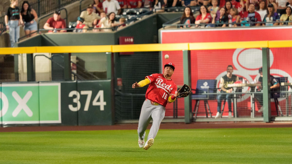 Noelvi Marte makes 1st career start in centerfield for Reds