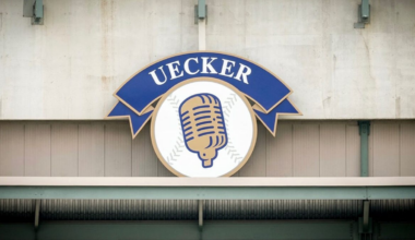 Brewers vs Giants score; live updates, Bob Uecker ceremony
