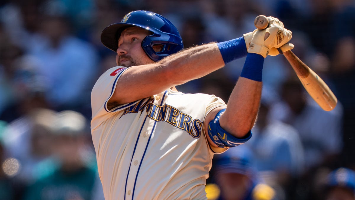 Cal Raleigh sets record for most home runs by catcher in single season