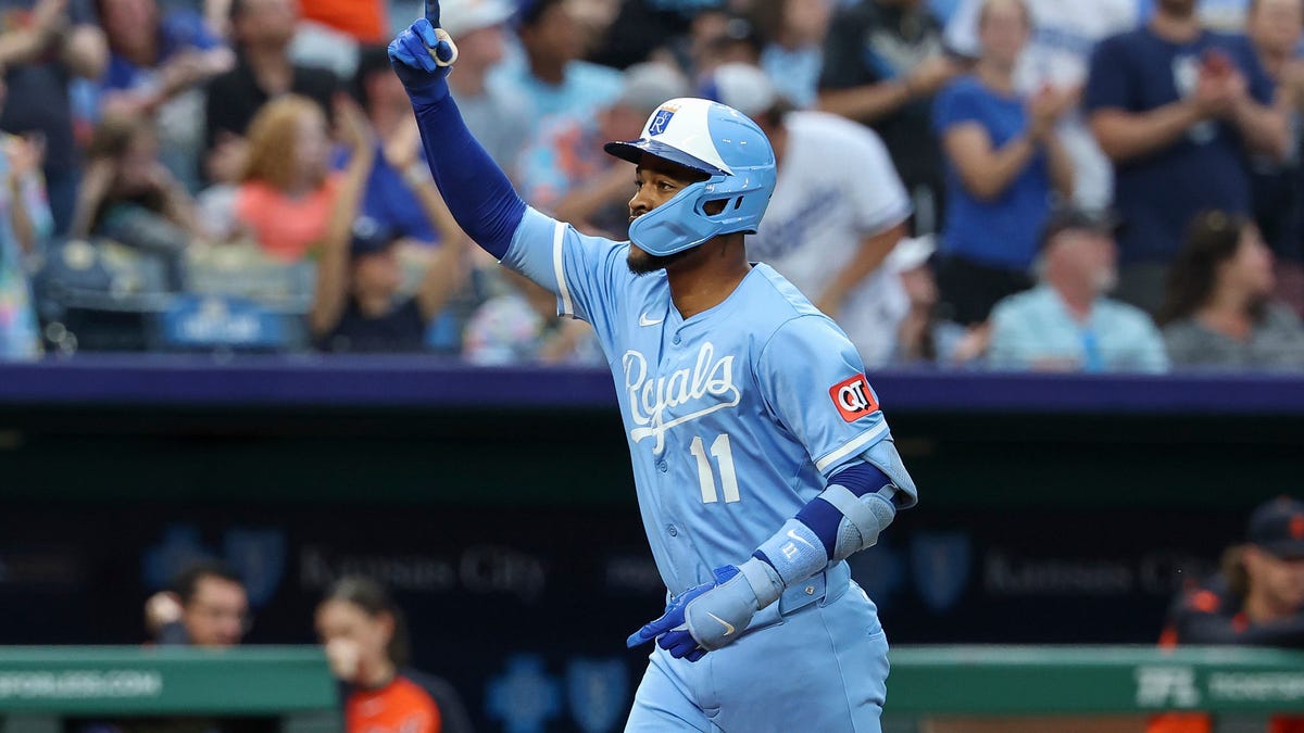 Royals beat Tigers 3-1 with two late runs