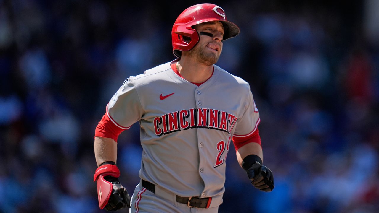 Cincinnati Reds' TJ Friedl (29) runs to first after hitting a single during the sixth inning of a baseball game against the Chicago Cubs, Saturday, May 31, 2025, in Chicago. (AP Photo/Erin Hooley)