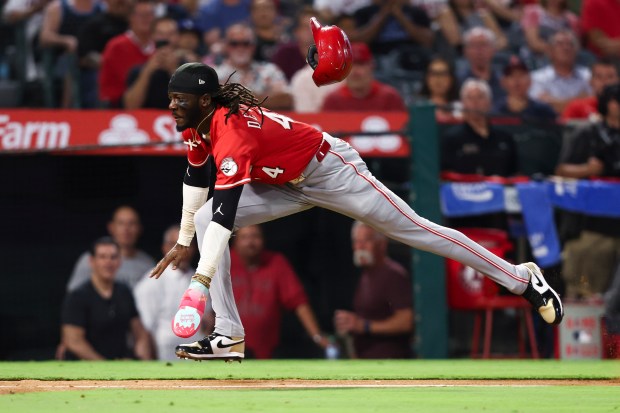 The Cincinnati Reds’ Elly De La Cruz slides into home...