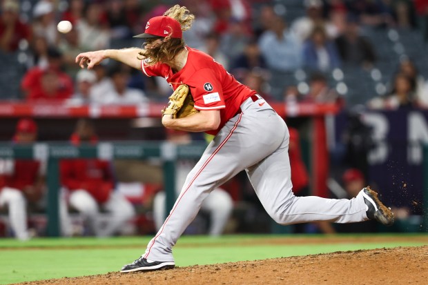 Cincinnati Reds pitcher Scott Barlow throws to a Los Angeles...