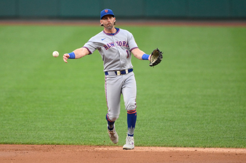 Jeff McNeil out vs. Nationals with sore shoulder