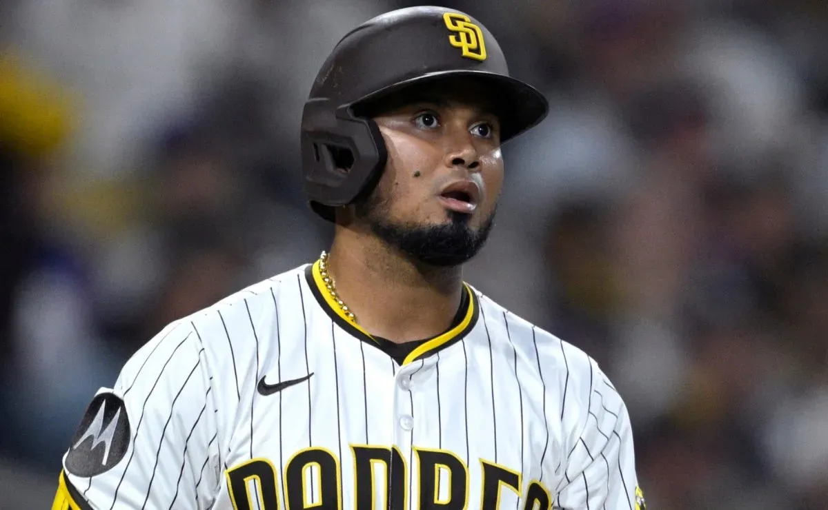 Padres' Luis Arraez achieves milestones comparable to Vladimir Guerrero Jr.'s father and other MLB legends
