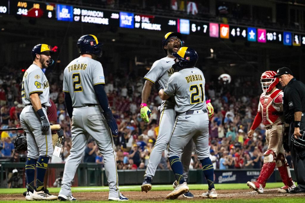 Milwaukee Brewers set franchise record with 14th straight win