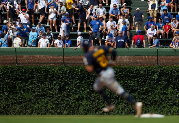 Chicago Cubs and Milwaukee Brewers fans react after Milwaukee Brewers third base Caleb Durbin (21) hit a home run during the fifth inning at Wrigley Field on Monday, Aug. 18, 2025. (Eileen T. Meslar/Chicago Tribune)