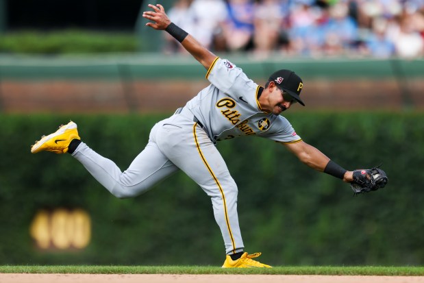 Pittsburgh Pirates second base Nick Gonzales (39) catches a sharp grounder during the seventh inning against the Chicago Cubs at Wrigley Field on Sunday, Aug. 17, 2025. (Eileen T. Meslar/Chicago Tribune)