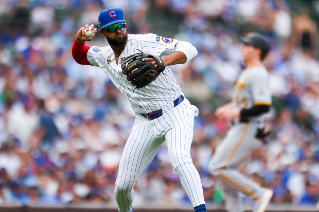 Chicago Cubs outfielder Willi Castro (1) fields a bunt during the eighth inning against the Pittsburgh Pirates at Wrigley Field on Sunday, Aug. 17, 2025. (Eileen T. Meslar/Chicago Tribune)