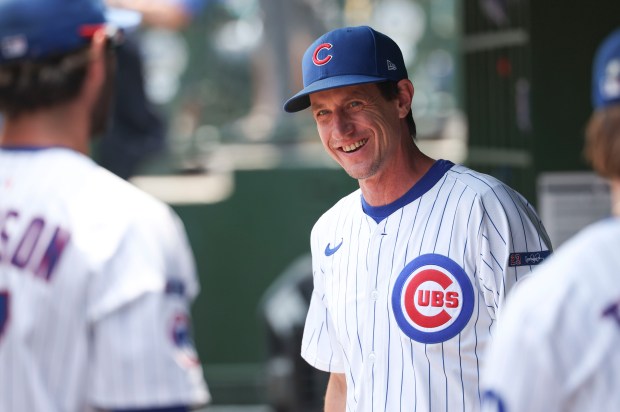 Chicago Cubs manager Craig Counsell talks to his players in the dugout before facing the Cincinnati Reds on Wednesday, Aug. 6, 2025, at Wrigley Field. (Brian Cassella/Chicago Tribune)