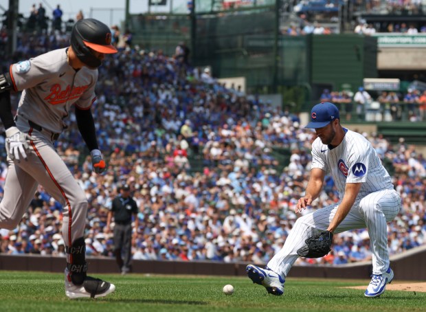 Chicago Cubs pitcher Colin Rea picks up a grounder to retire Baltimore Orioles outfielder Dylan Carlson in the second inning Sunday, Aug. 3, 2025, at Wrigley Field. (Brian Cassella/Chicago Tribune)