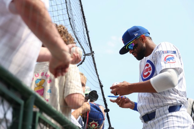 Chicago Cubs outfielder Willi Castro signs autographs for fans before the game against the Cincinnati Reds on Wednesday, Aug. 6, 2025, at Wrigley Field. (Brian Cassella/Chicago Tribune)
