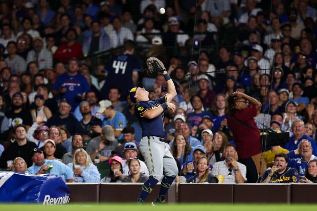 Milwaukee Brewers first baseman Andrew Vaughn (28) catches a ball from Chicago Cubs shortstop Dansby Swanson (7) during the fifth inning at Wrigley Field on Wednesday, Aug. 20, 2025, in Chicago. (Armando L. Sanchez/Chicago Tribune)
