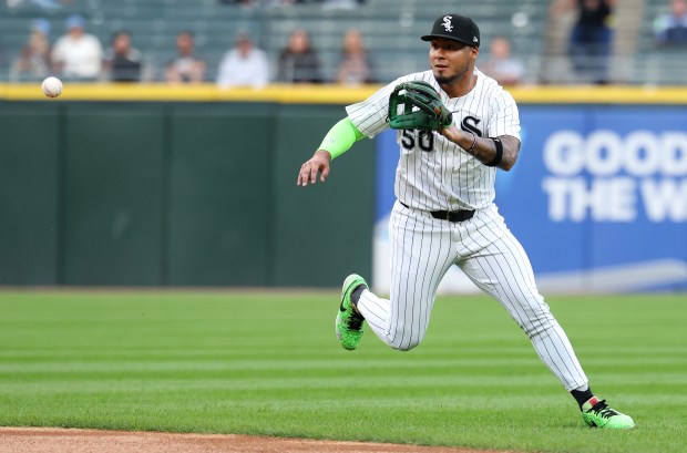 Chicago White Sox second baseman Lenyn Sosa fields a ground ball in the first inning of a game against the Kansas City Royals at Rate Field in Chicago on Aug. 26, 2025. (Chris Sweda/Chicago Tribune)