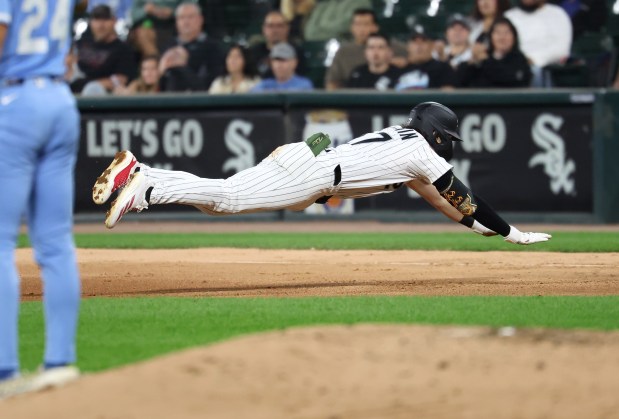 Chicago White Sox left fielder Brooks Baldwin slides back into first base after he slipped while rounding first base following a single in the sixth inning of a game against the Kansas City Royals at Rate Field in Chicago on Aug. 26, 2025. (Chris Sweda/Chicago Tribune)