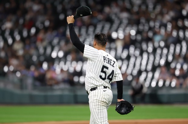 Chicago White Sox starting pitcher Martín Pérez (54) reacts after a nice catch by center fielder Michael A. Taylor in the seventh inning of a game against the Kansas City Royals at Rate Field in Chicago on Aug. 26, 2025. (Chris Sweda/Chicago Tribune)
