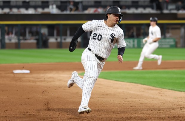 Chicago White Sox first baseman Miguel Vargas (20) advances to third base on a run-scoring single by teammate Lenyn Sosa in the sixth inning of a game against the Kansas City Royals at Rate Field in Chicago on Aug. 26, 2025. (Chris Sweda/Chicago Tribune)