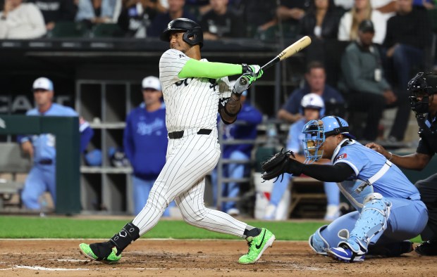 Chicago White Sox second baseman Lenyn Sosa drives in a run on a single in the sixth inning of a game against the Kansas City Royals at Rate Field in Chicago on Aug. 26, 2025. (Chris Sweda/Chicago Tribune)