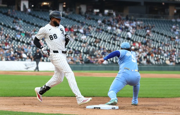 Chicago White Sox center fielder Luis Robert Jr. (88) runs out a ground out in the second inning of a game against the Kansas City Royals at Rate Field in Chicago on Aug. 26, 2025. (Chris Sweda/Chicago Tribune)