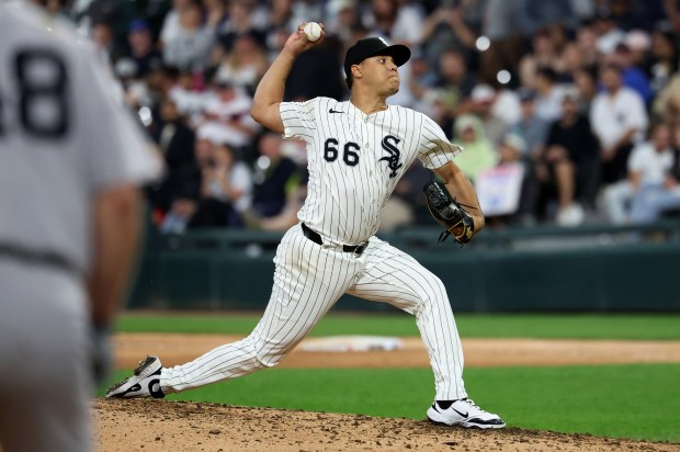 Chicago White Sox relief pitcher Wikelman González delivers to the New York Yankees in the seventh inning of a game at Rate Field in Chicago on Aug. 28, 2025. (Chris Sweda/Chicago Tribune)