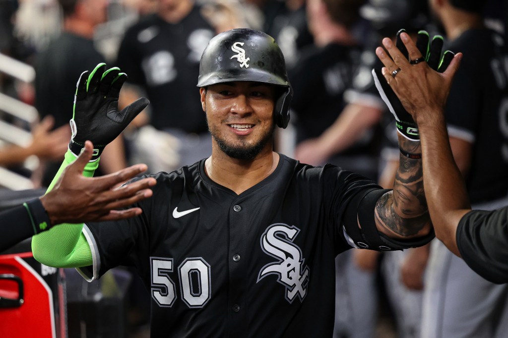 Chicago White Sox hit 4 home runs, stave off Atlanta Braves rally
