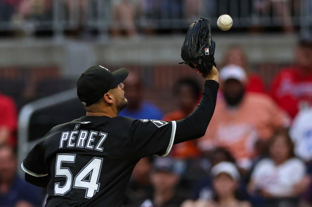Chicago White Sox pitcher Martín Pérezcatches a pop up in the third inning of a baseball game against the Atlanta Braves, Wednesday, Aug. 20, 2025, in Atlanta. (AP Photo/Colin Hubbard)