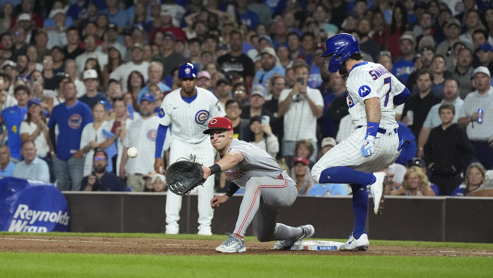 Dansby Swanson reacts to bizarre game-changing play in Cubs' loss