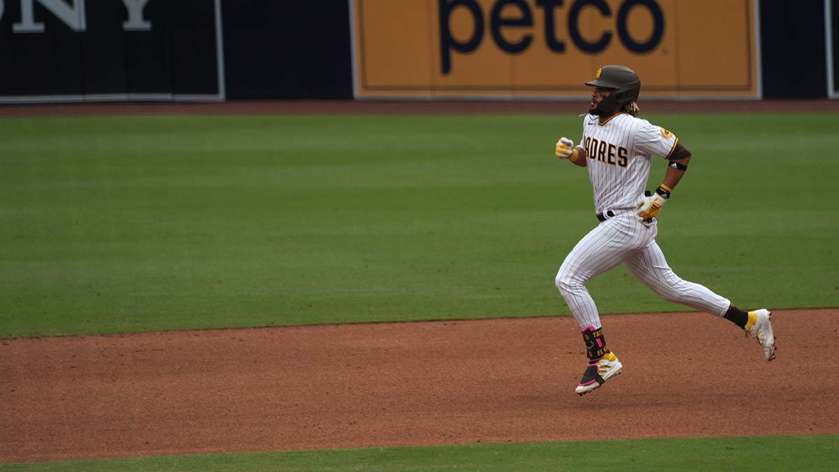 Padres beat Giants 8-1 as Sheets homers twice, Tatis robs Devers