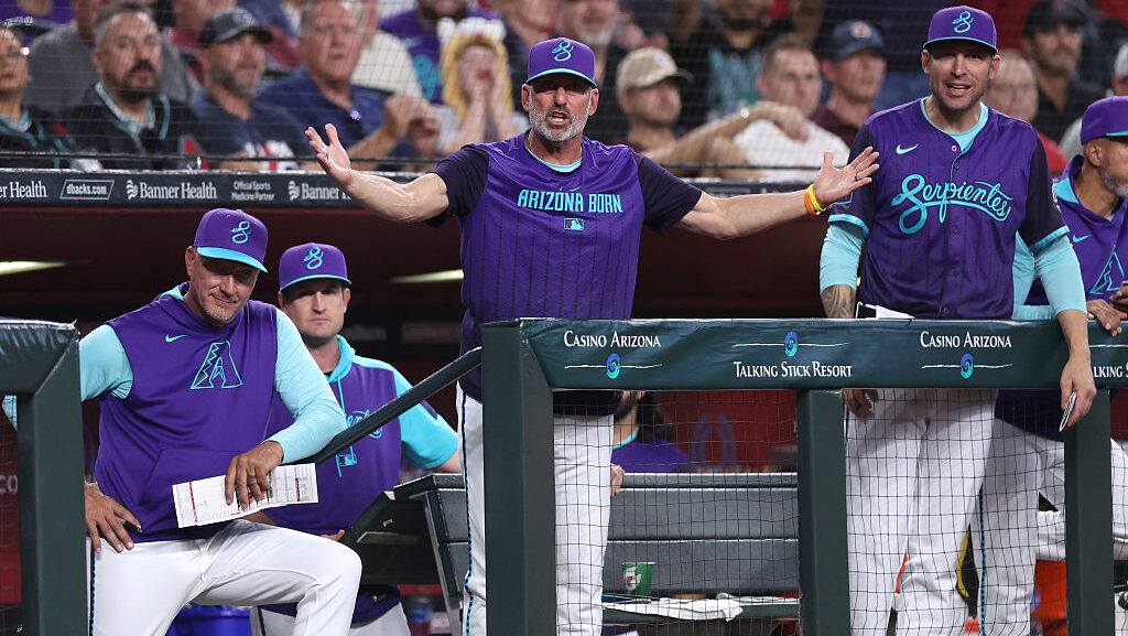 Diamondbacks arrive in Milwaukee late after plane issues