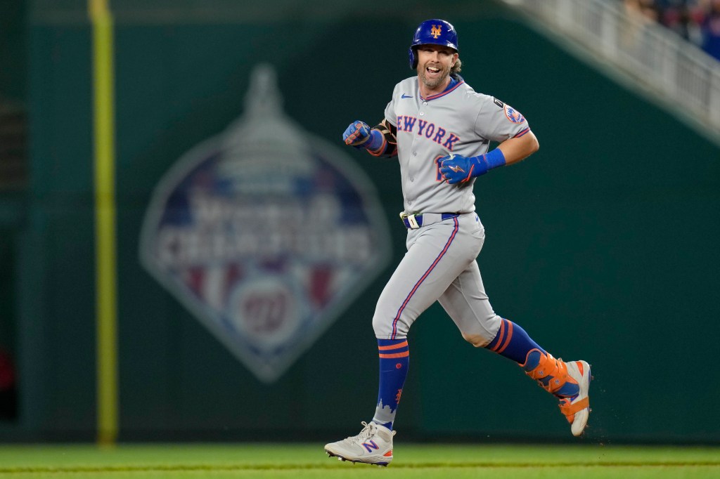 A smiling Jeff McNeil rounds the bases after belting a solo homer in the ninth inning of the Mets' 8-1 blowout win over the Nationals on Aug. 19, 2025.