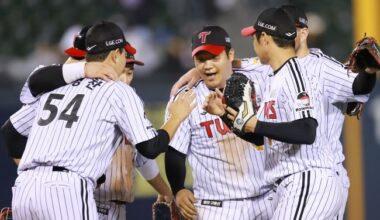 LG Twins players celebrate their 4-3 win over the Doosan Bears in the teams
