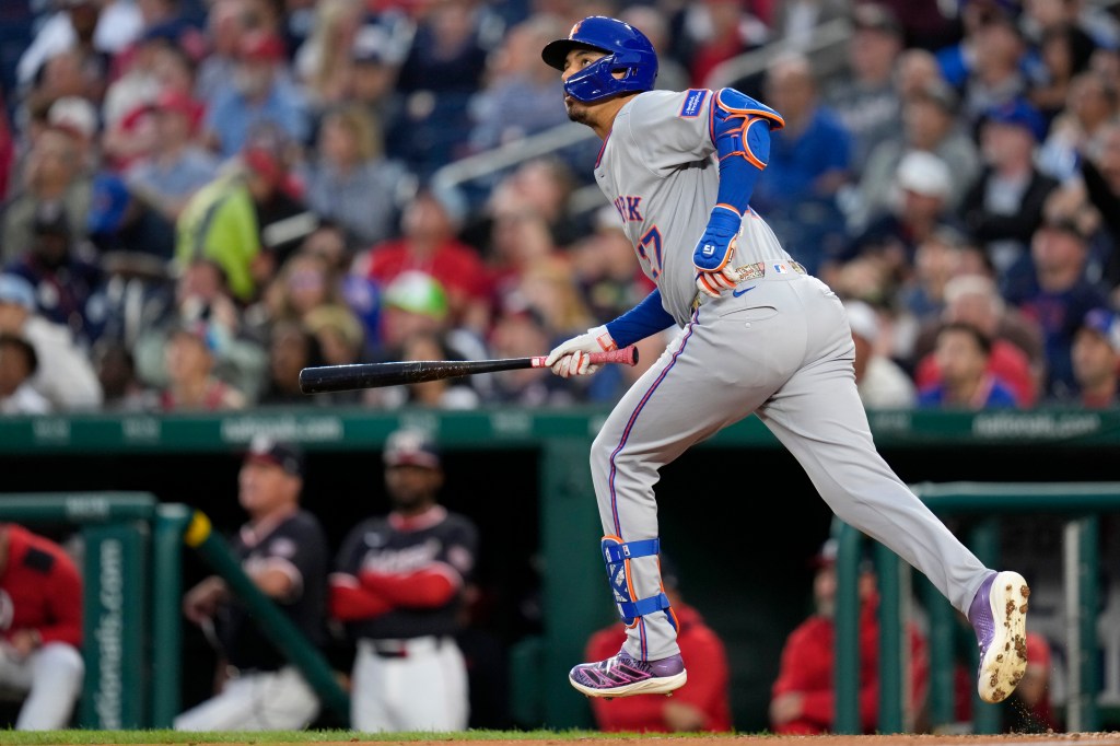 Mark Vientos belts a two-run homer in the third inning of the Mets' 8-1 blowout win over the Nationals on Aug. 19, 2025.