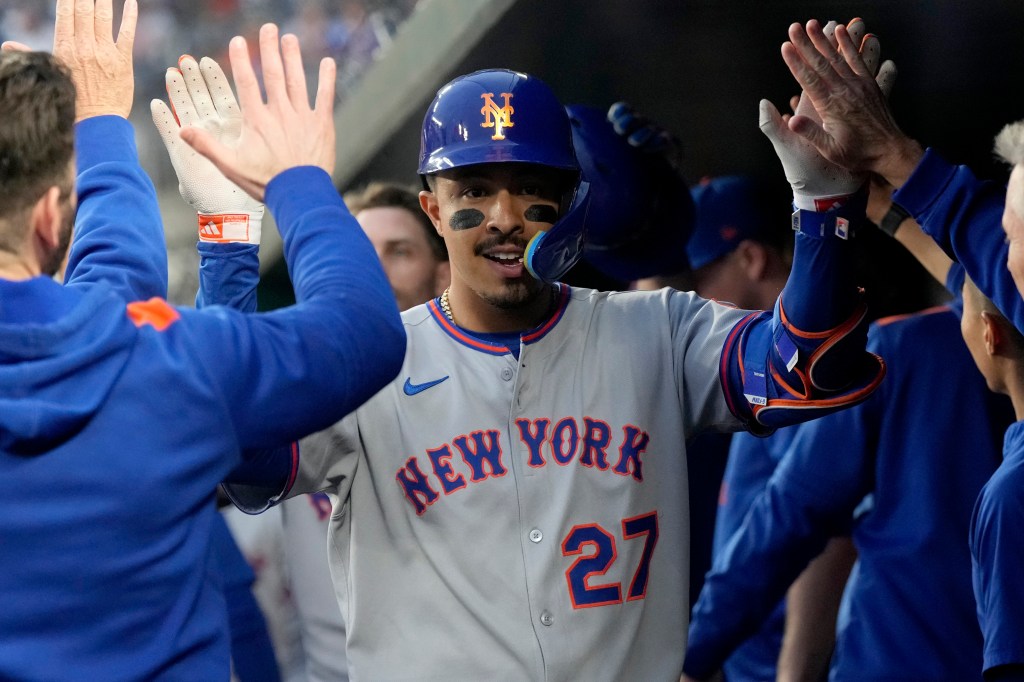 Mark Vientos celebrates with teammates after belting a two-run homer in the third inning of the Mets' blowout win over the Nationals.