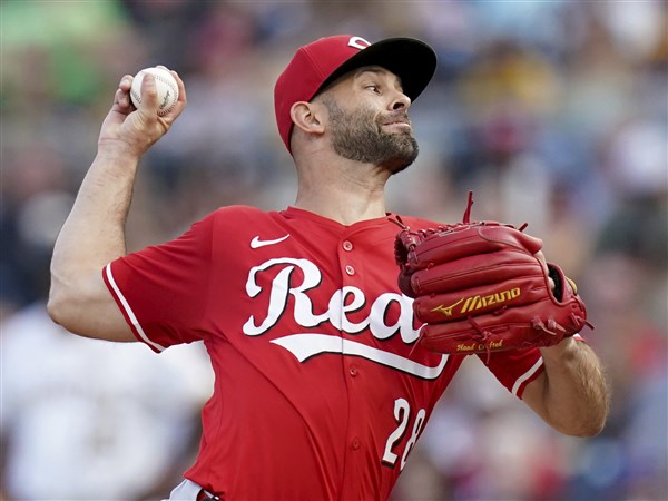 Marte hits 3 doubles and Martinez pitches Reds past Pirates 2-1 to stop 3-game skid