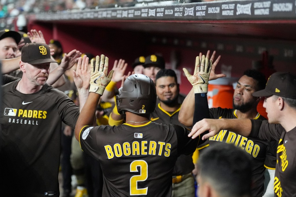 Padres score 5 in 11th inning, beat Diamondbacks to even series