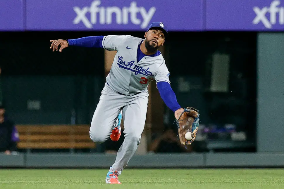 Dodgers' Dave Roberts Expects Teoscar Hernandez to Improve Defensively in Right Field
