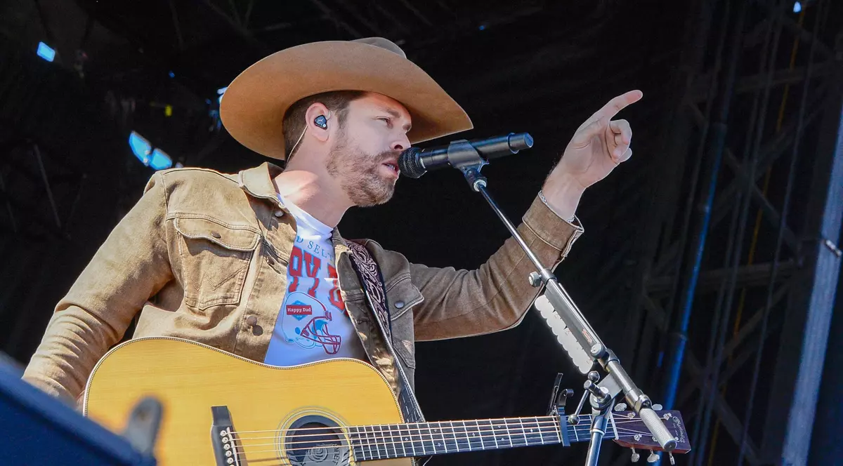 Dustin Lynch Shares Video From Day With Minnesota Twins