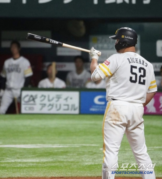 The butterfly effect brought about by sending out the 55th legend successor, recruiting the second-tier home run king for the fifth consecutive year, and leaving the fourth batter's injury 