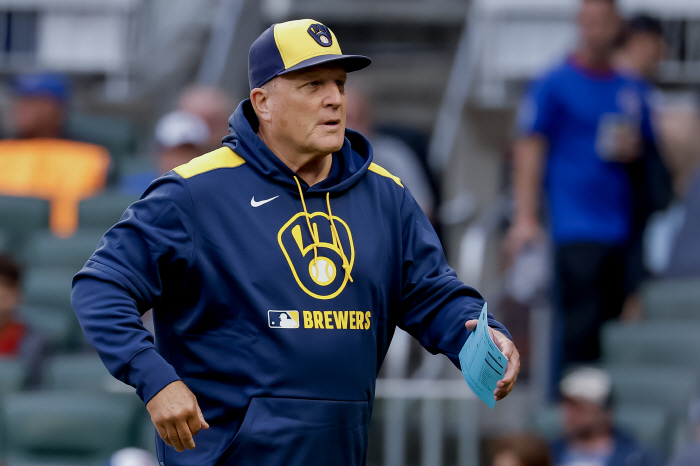 Coach Murphy won't touch our players. Coach Murphy, give Milwaukee the NL Coach Award for the second consecutive year