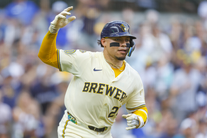 Coach Murphy won't touch our players. Coach Murphy, give Milwaukee the NL Coach Award for the second consecutive year